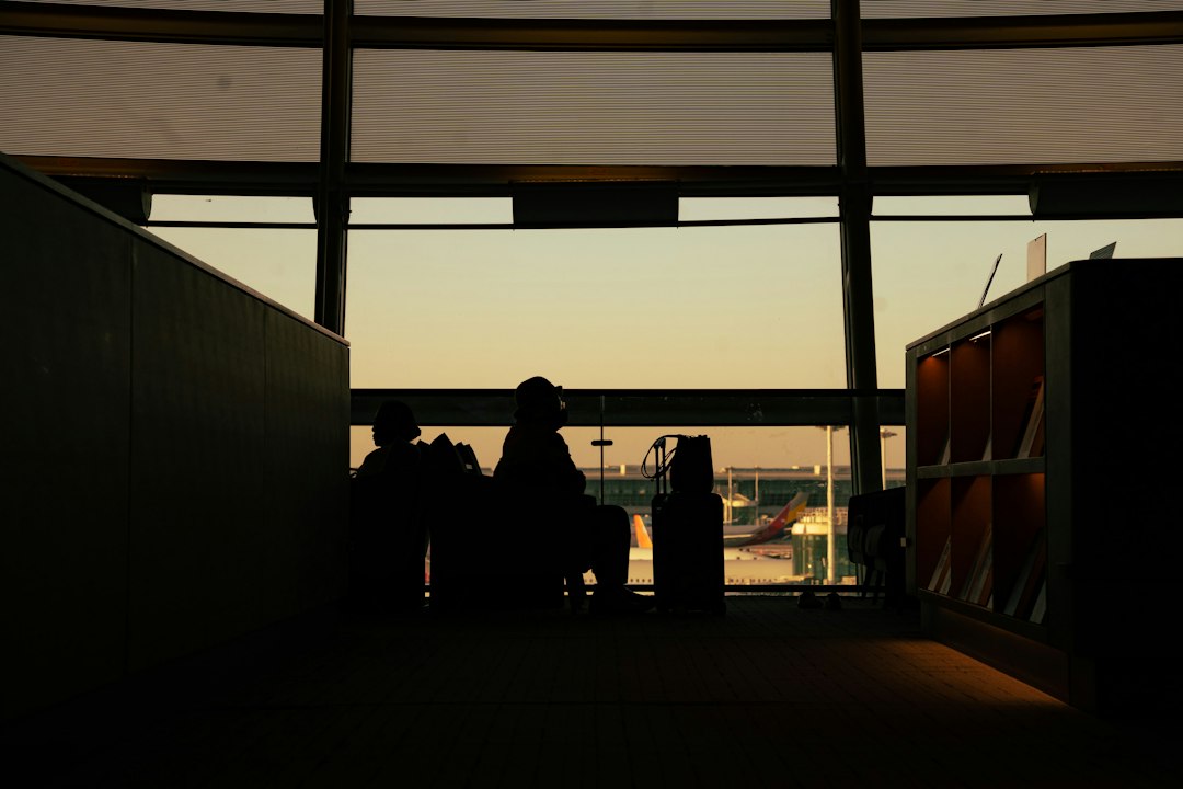 Checklist para prevenir el jet lag 2026: este vs oeste