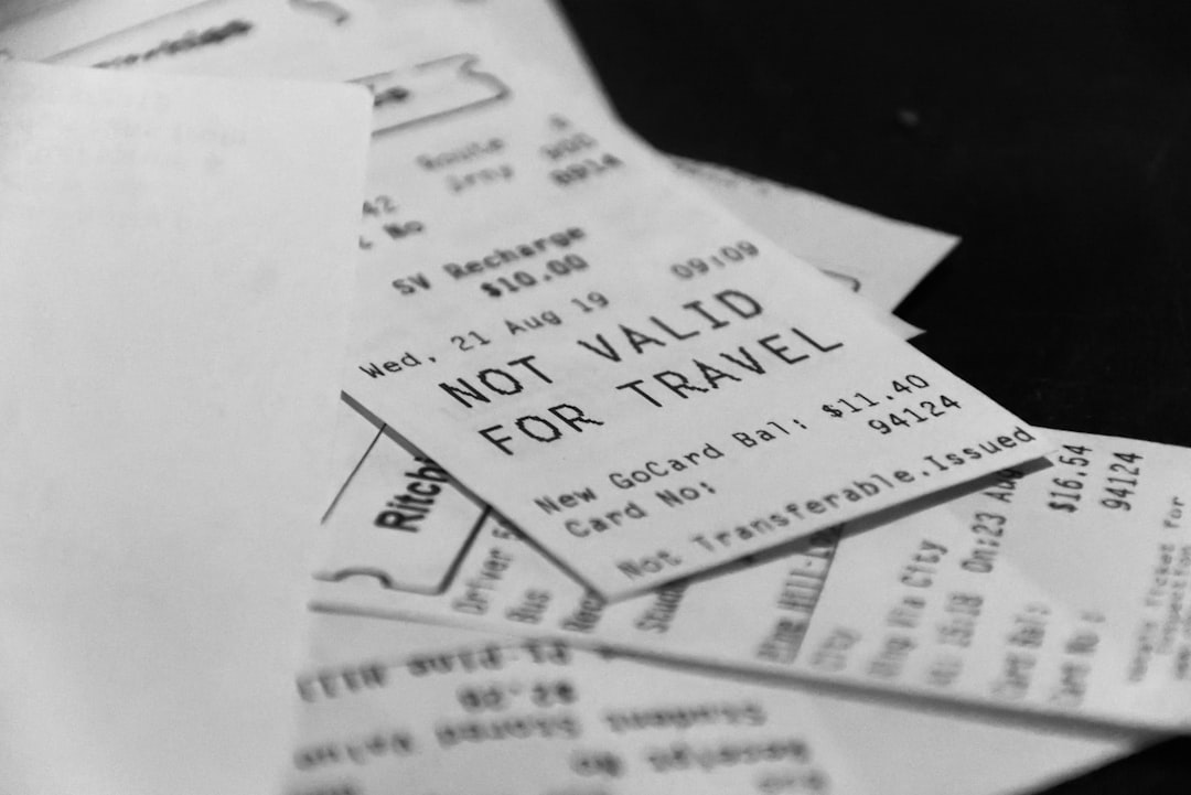 Tipi di truffe viaggio comuni e come riconoscerle