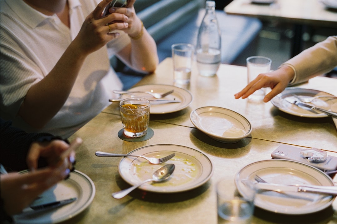 Étiquette à table à l’étranger : les tables disent tout
