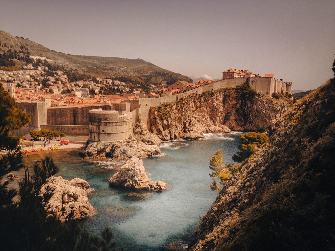 Pourquoi ces lieux secrets en Europe récompensent le voyage lent