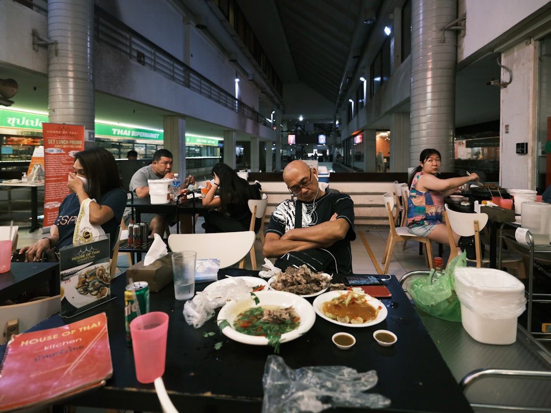 Street food sicuro all'estero nel 2026: lezioni da Singapore