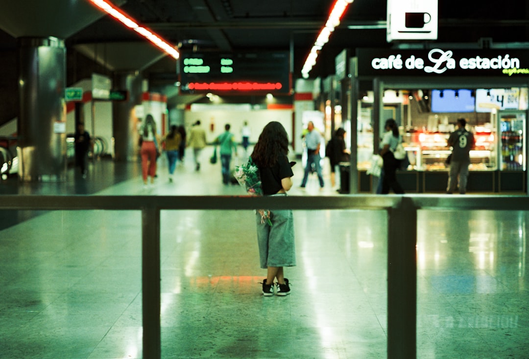 Hábitos seguros para viajar solo en 2026: crea tu plan B