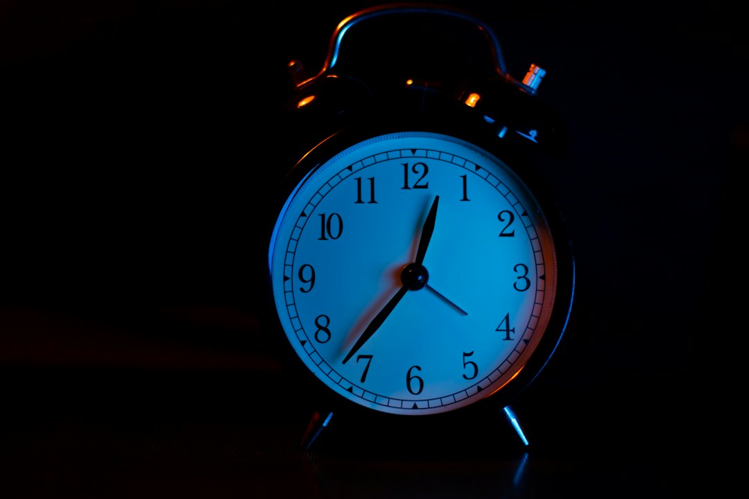 Usa la exposición a la luz, las comidas y la cafeína como mandos del reloj