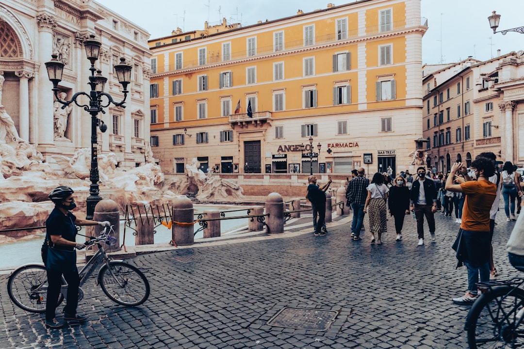 Pet-inclusive premium: la nicchia che alza ticket e retention