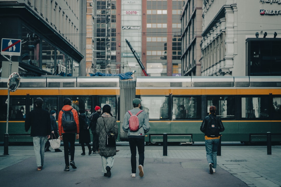 Use hábitos mais inteligentes de transporte e de rua quando viaja sozinho