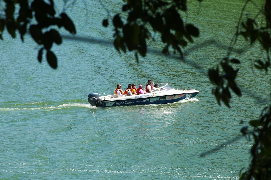 2) Spiagge, isole e attività marine