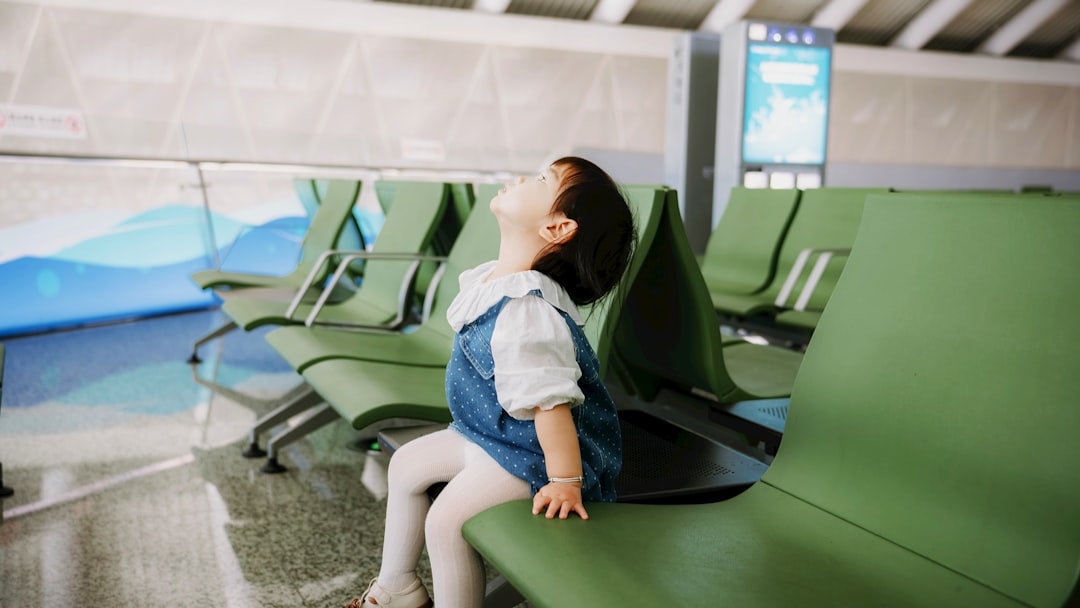 Flying with kids: airport and station routines that prevent meltdowns