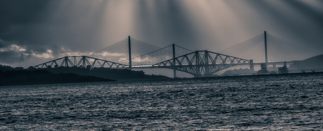 Tag 1: Hafenlicht, Geschichte und die Brücke