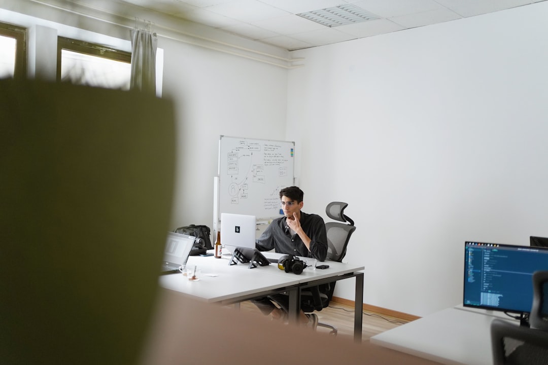 Vendita pacchetti via WhatsApp: compliance per agenzie
