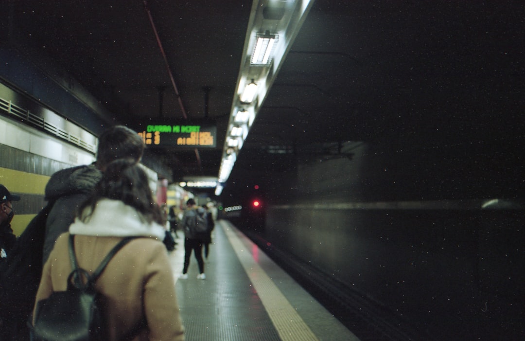 Guide sécurité voyage solo 2026 : chambre, trajet, routine