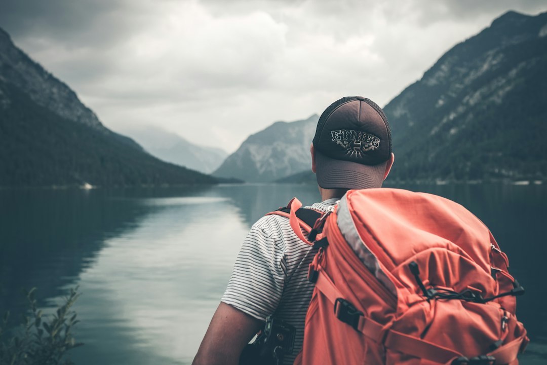 Créez une checklist voyage solo d’une page avant de partir