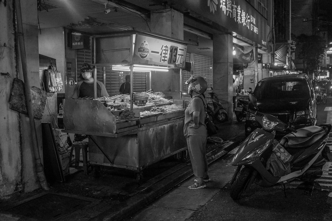 Comida local segura en el extranjero en 2026: guía con sabor