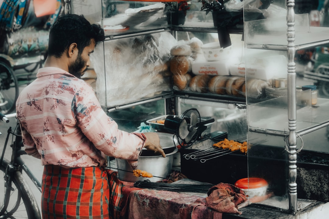 Como encontrar comida de rua segura sem perder a graça da viagem