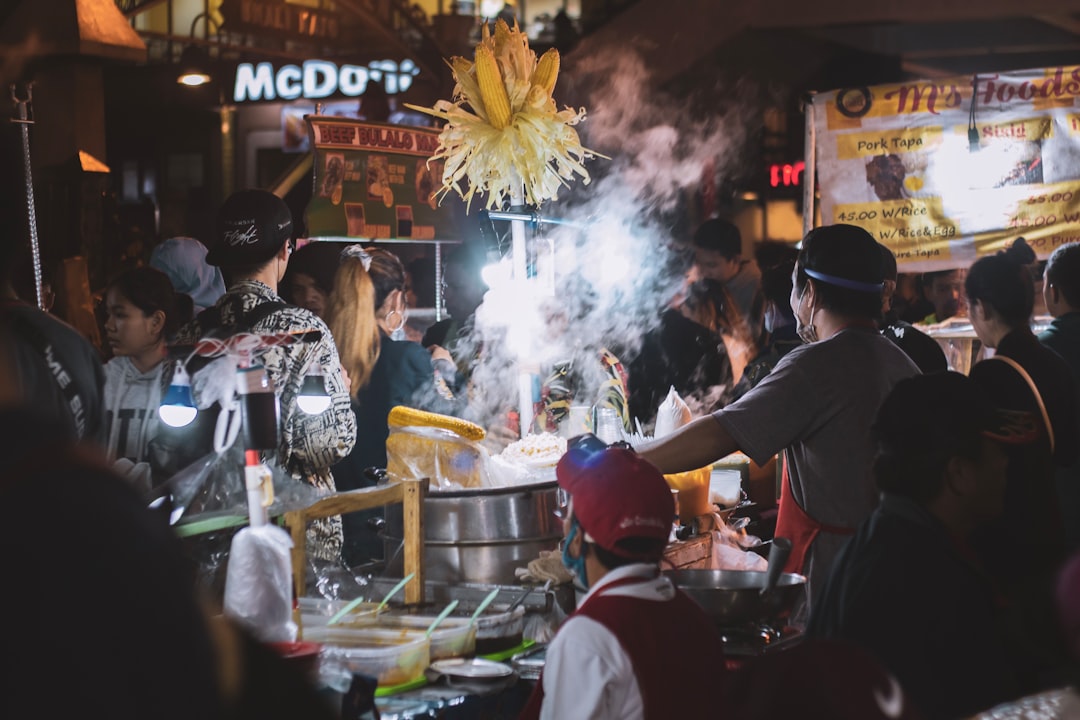 Comer seguro en el extranjero 2026: guía práctica y sensorial