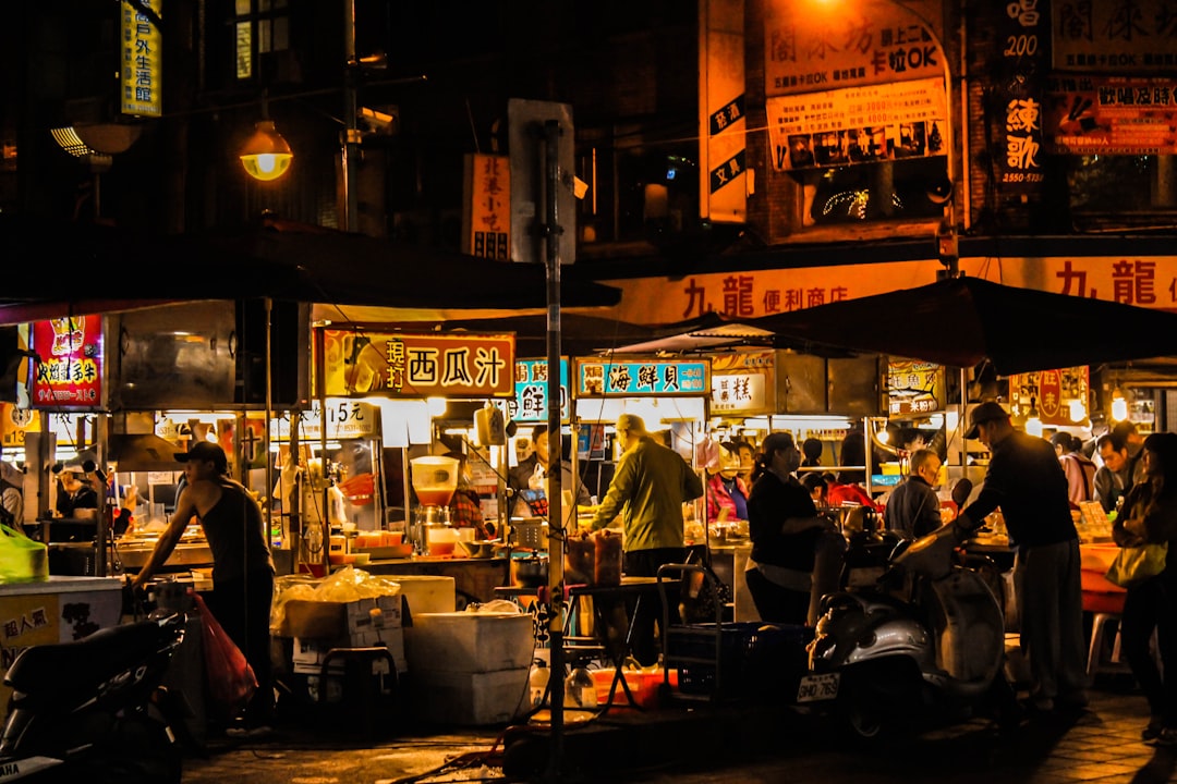 Street food sicuro all'estero nel 2026: mangia come un local